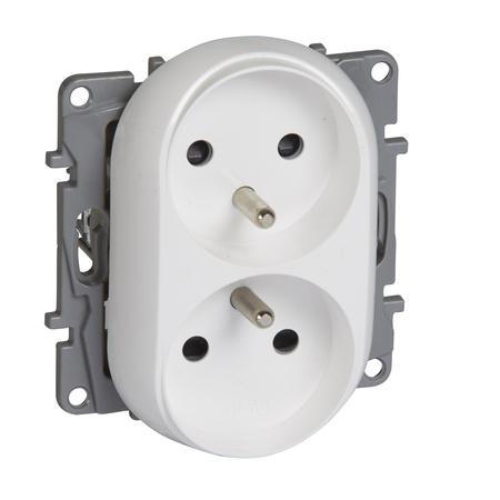 LEGRAND Gniazdo 2X2P+Z do ramek wielokrotnych z przesłoną NILOE biały